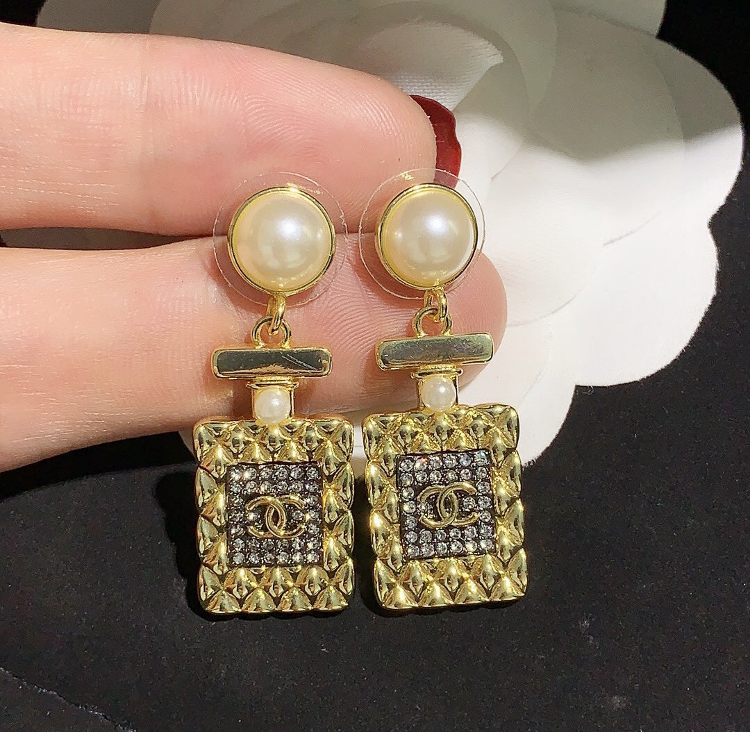 2025 Fashion Rhinestone Pearl Double C Wine Bottle Pendant Earrings