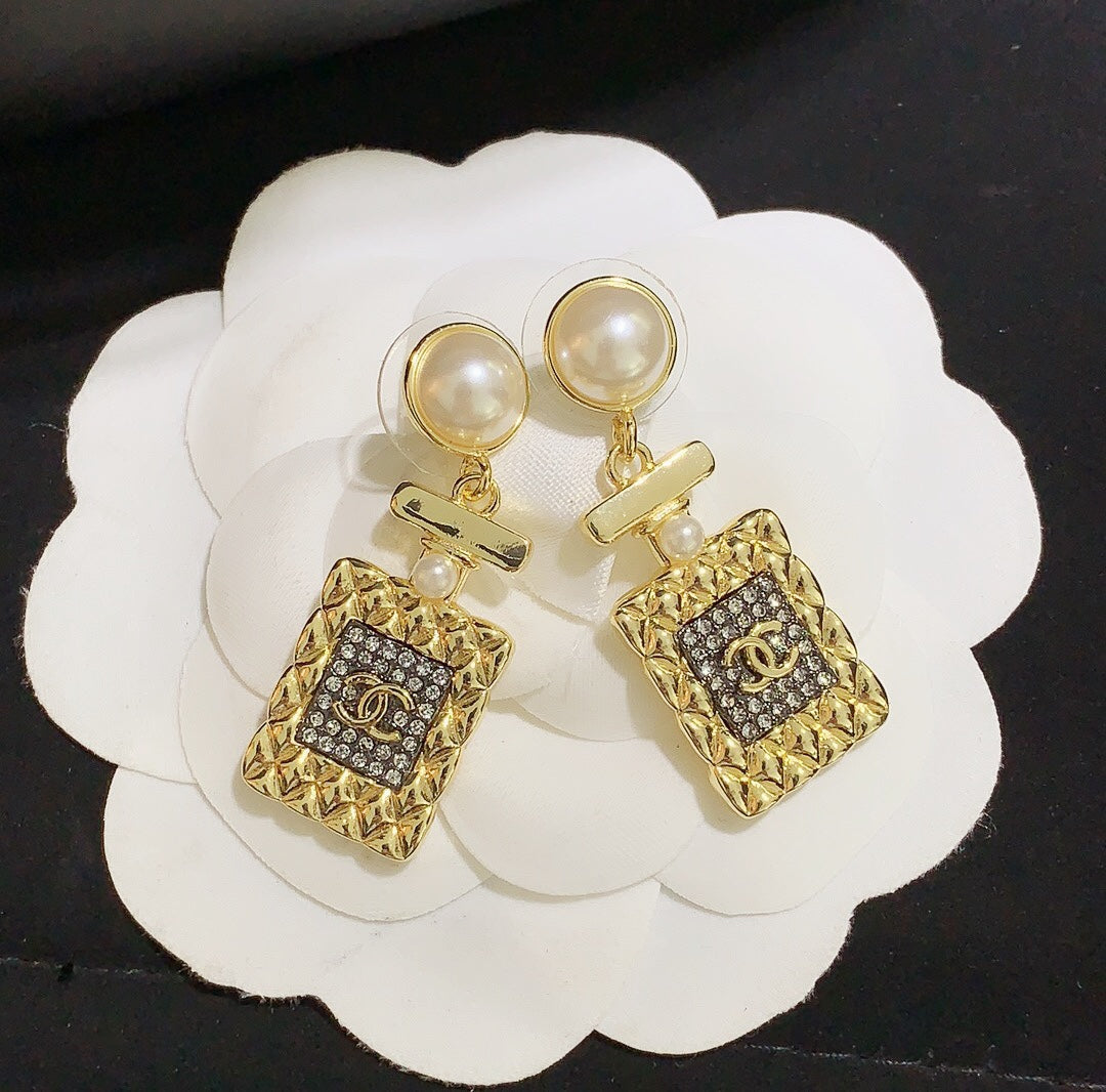 2025 Fashion Rhinestone Pearl Double C Wine Bottle Pendant Earrings