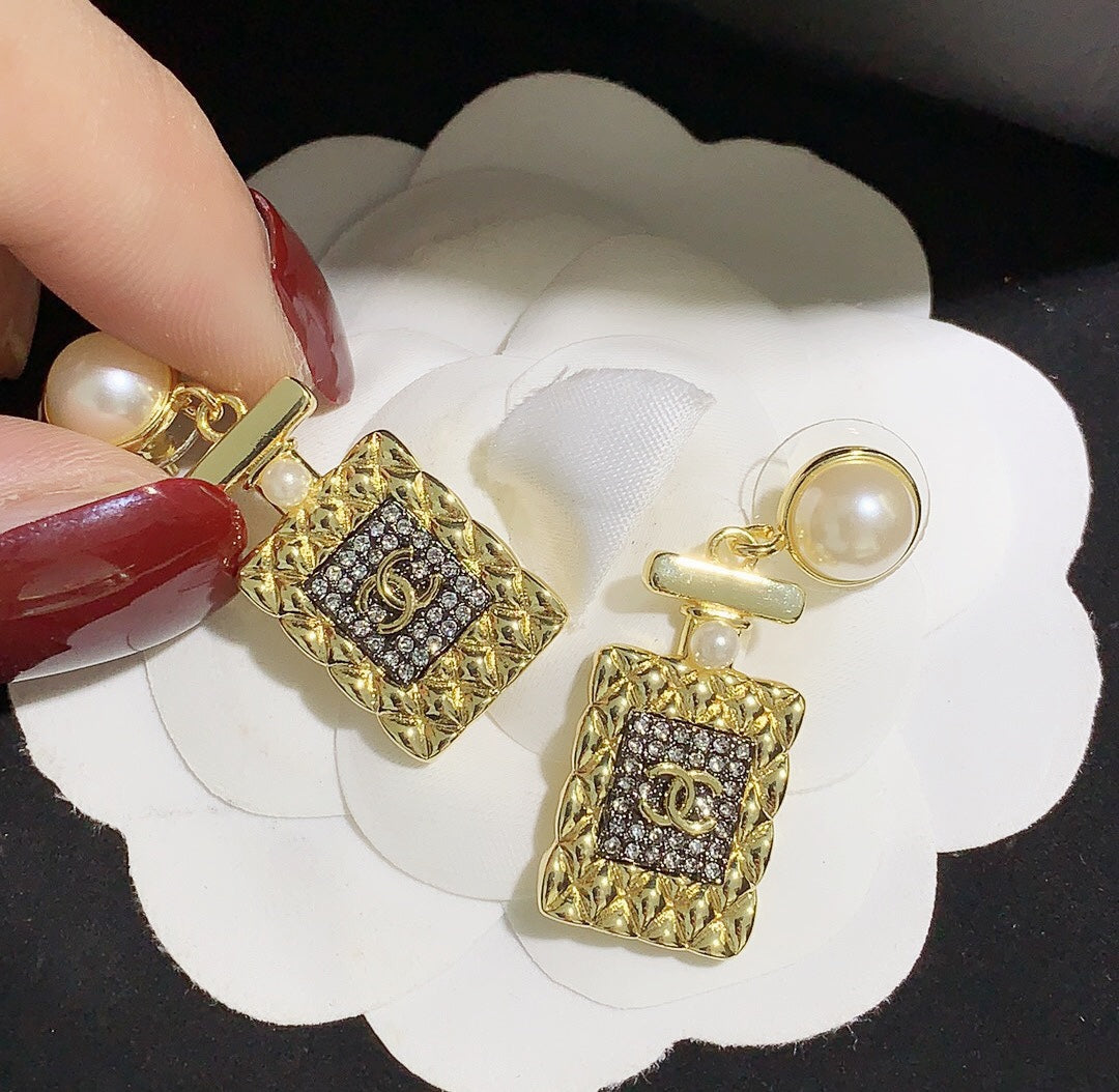 2025 Fashion Rhinestone Pearl Double C Wine Bottle Pendant Earrings
