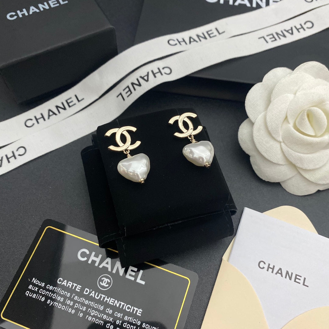 2025 Pearl Heart Drop Earrings