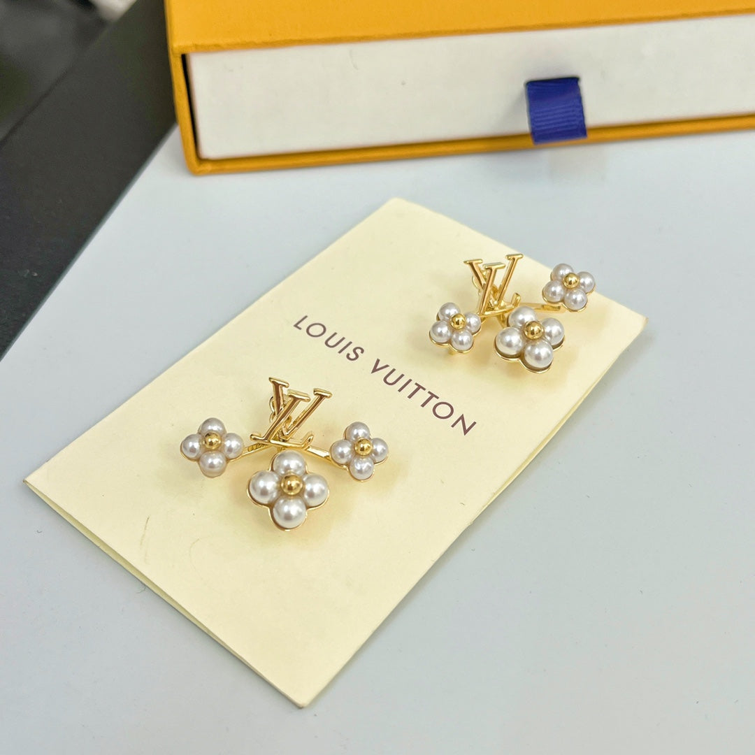 2025 Fashion Pearl Floral Earrings